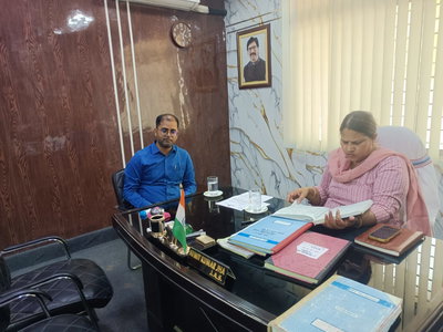Latehar News : आयुक्त ने अंचल कार्यालय का किया निरीक्षण, लंबित मामलों के त्वरित निष्पादन का निर्देश