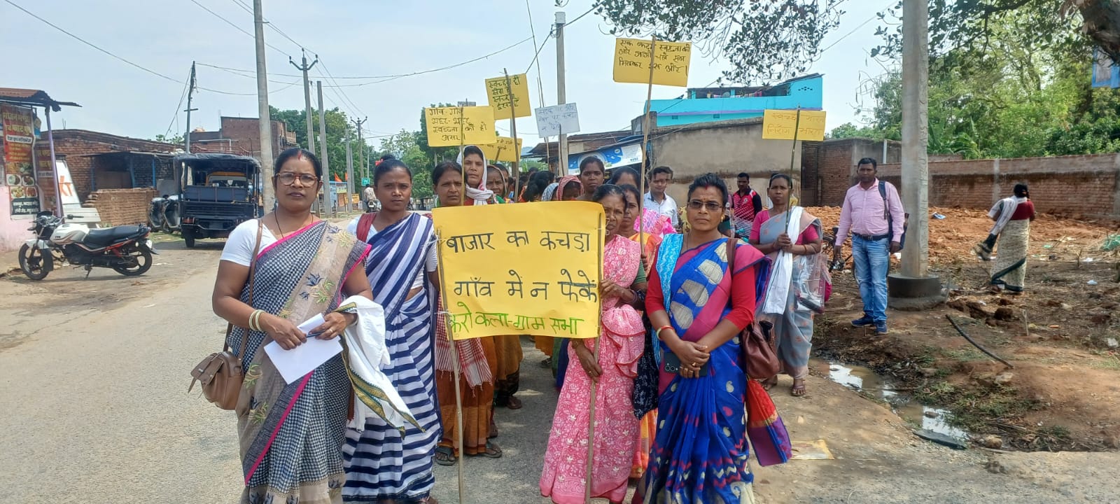 Latehar News : शहर का कचरा गांव में फेंकने का विरोध, ग्रीमणों ने SDO को सौंपा ज्ञापन