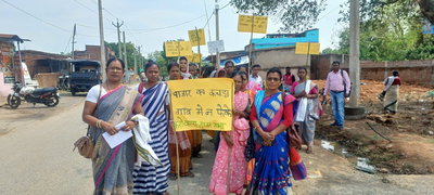 Latehar News : शहर का कचरा गांव में फेंकने का विरोध, ग्रीमणों ने SDO को सौंपा ज्ञापन