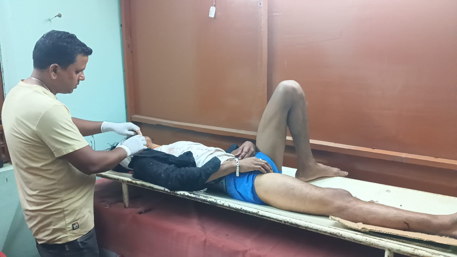 Latehar News : बोलेरो के धक्के से  दो युवक घायल, एक रिम्स रेफर