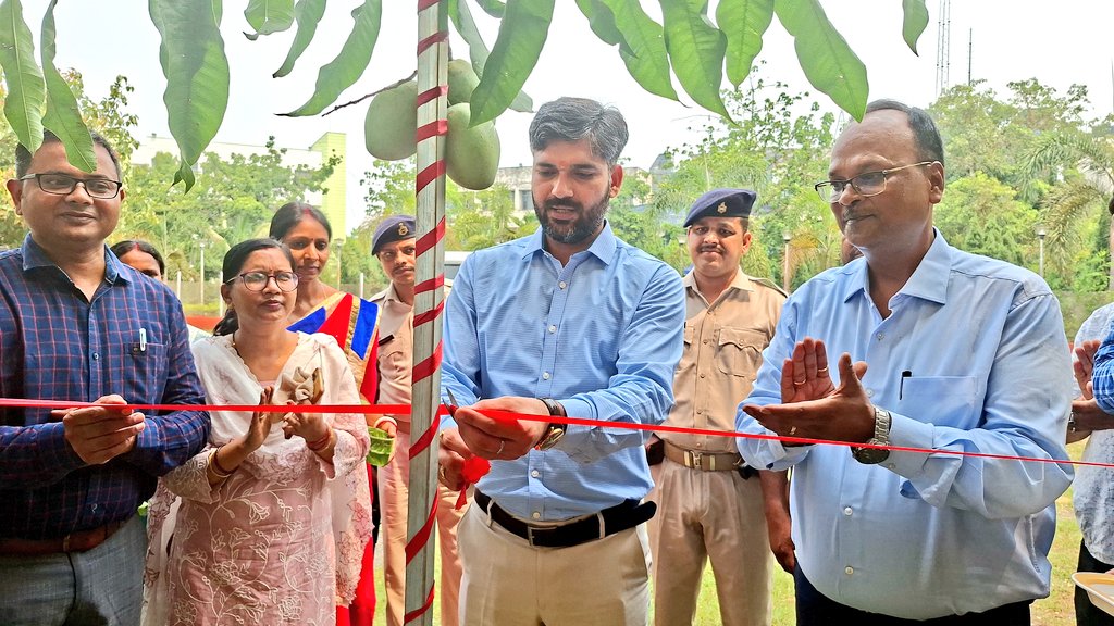 Jamtara News : समाहरणालय परिसर में आम बिक्री केंद्र का शुभारंभ, डीसी ने किया उद्घाटन