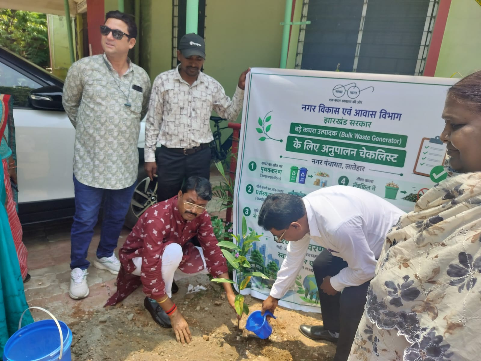 Latehar News : पर्यावरण दिवस पर नगर पंचायत अध्यक्ष व उपाध्यक्ष ने किया पौधरोपण