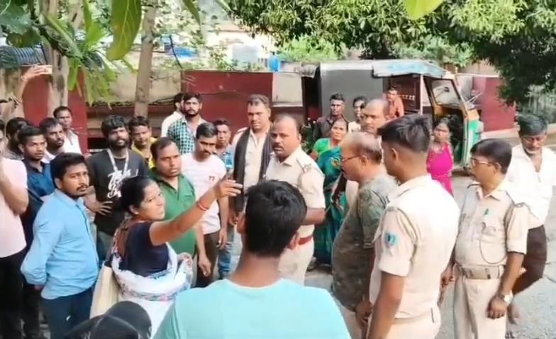 Dhanbad News : सांप काटने से युवक की मौत के बाद SNMMCH में हंगामा, बिना पोस्टमार्टम कराए शव ले गए परिजन