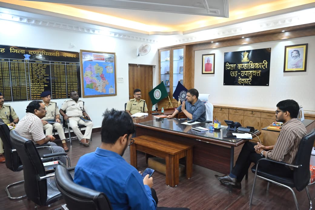 Deoghar News : दूसरी सोमवारी पर सुगम जलार्पण के लिए क्राउड मैनेजमेंट पर ध्यान दें- डीसी