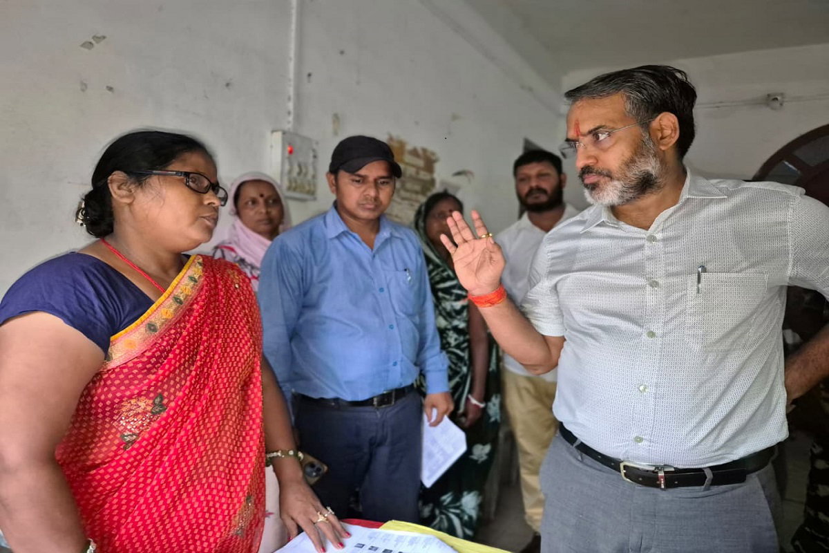 Giridih News : SIR को लेकर डीसी ने बूथों का किया निरीक्षण, लोगों से नाम जांचने की अपील