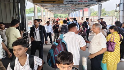 Dhanbad News : धनबाद स्टेशन पर टिकट चेकिंग अभियान, 79 यात्री पकड़ाए, ₹53,695 वसूला जुर्माना