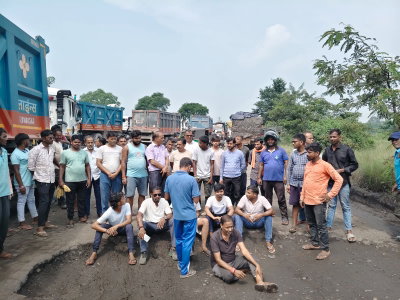 Ramgarh News : हिरक सड़क पर हर सफर बन रहा जानलेवा, लोगों ने सड़क जाम कर जताया विरोध