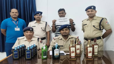 Dhanbad News : गंगा-दामोदर एक्सप्रेस से शराब के साथ युवक गिरफ्तार