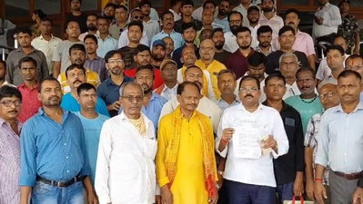 Dhanbad News : आपत्तिजनक गाने पर भड़का नाई समाज, समाहरणालय के बाहर किया प्रदर्शन