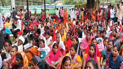 Latehar News : वनाधिकार पट्टा की मांग को लेकर ग्रामीणों का डीएफओ कार्यालय पर धरना शुरू