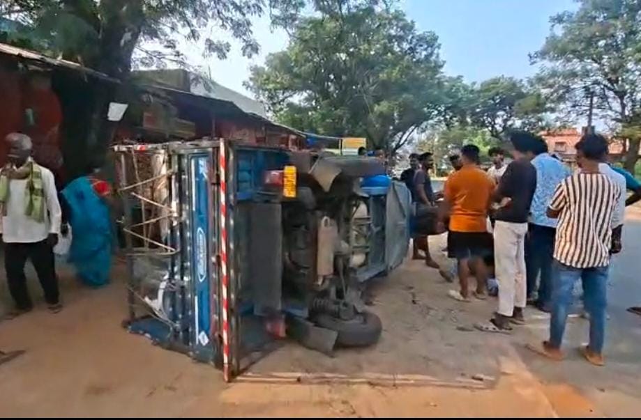 Cargo tempo overturns