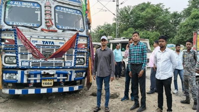 Dhanbad News : बरमसिया में सड़क किनारे खड़े 17 वाहनों पर कार्रवाई, वसूला 1.26 लाख जुर्माना
