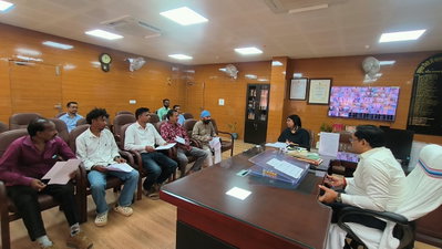 Gumla News : SIR को लेकर डीसी ने राजनीतिक दलों संग की बैठक, कहा-छूटे नोटिसों को जल्द पूरा कराएं