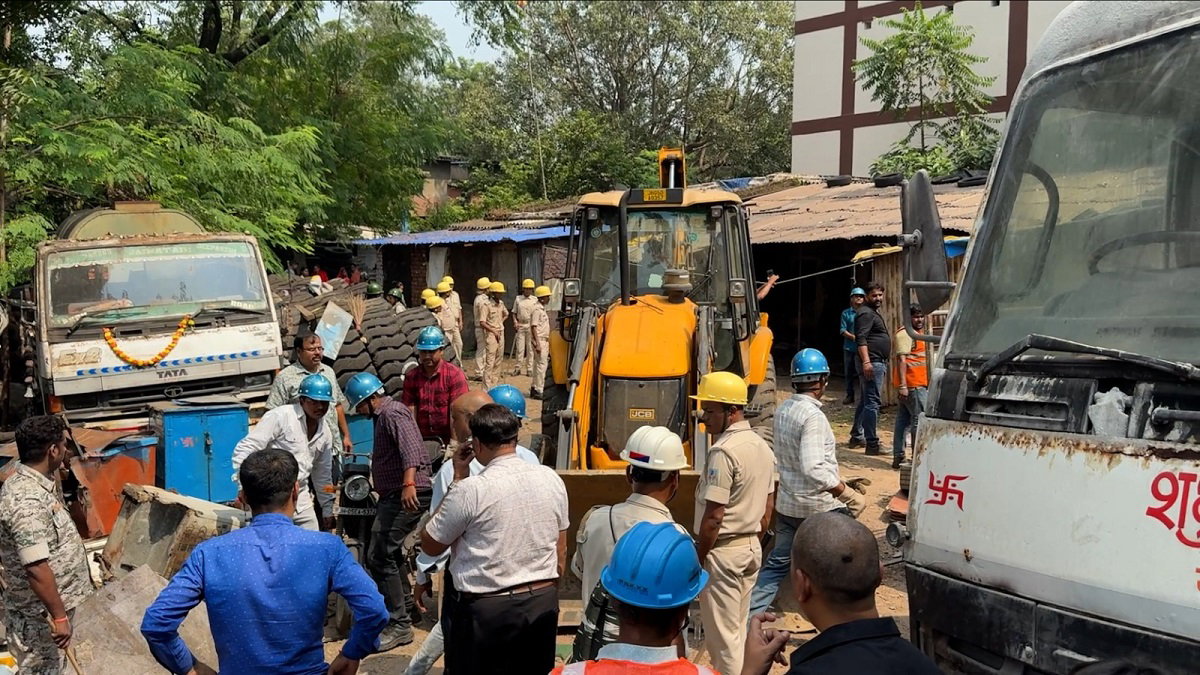 Bulldozers in Burmamines