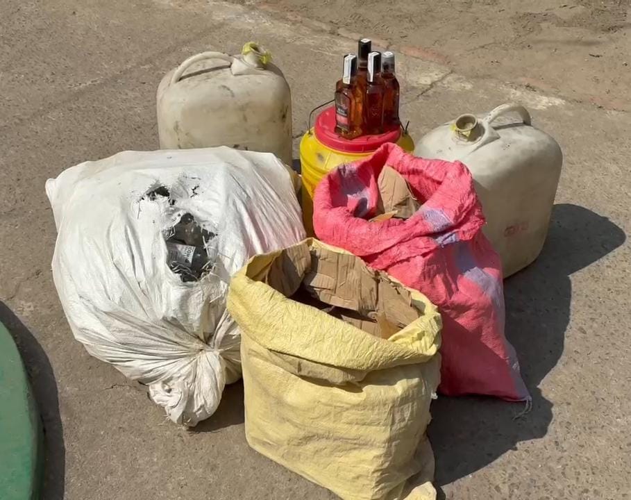 धनबादः बलियापुर में नकली अंग्रेजी शराब जब्त, एक गिरफ्तार