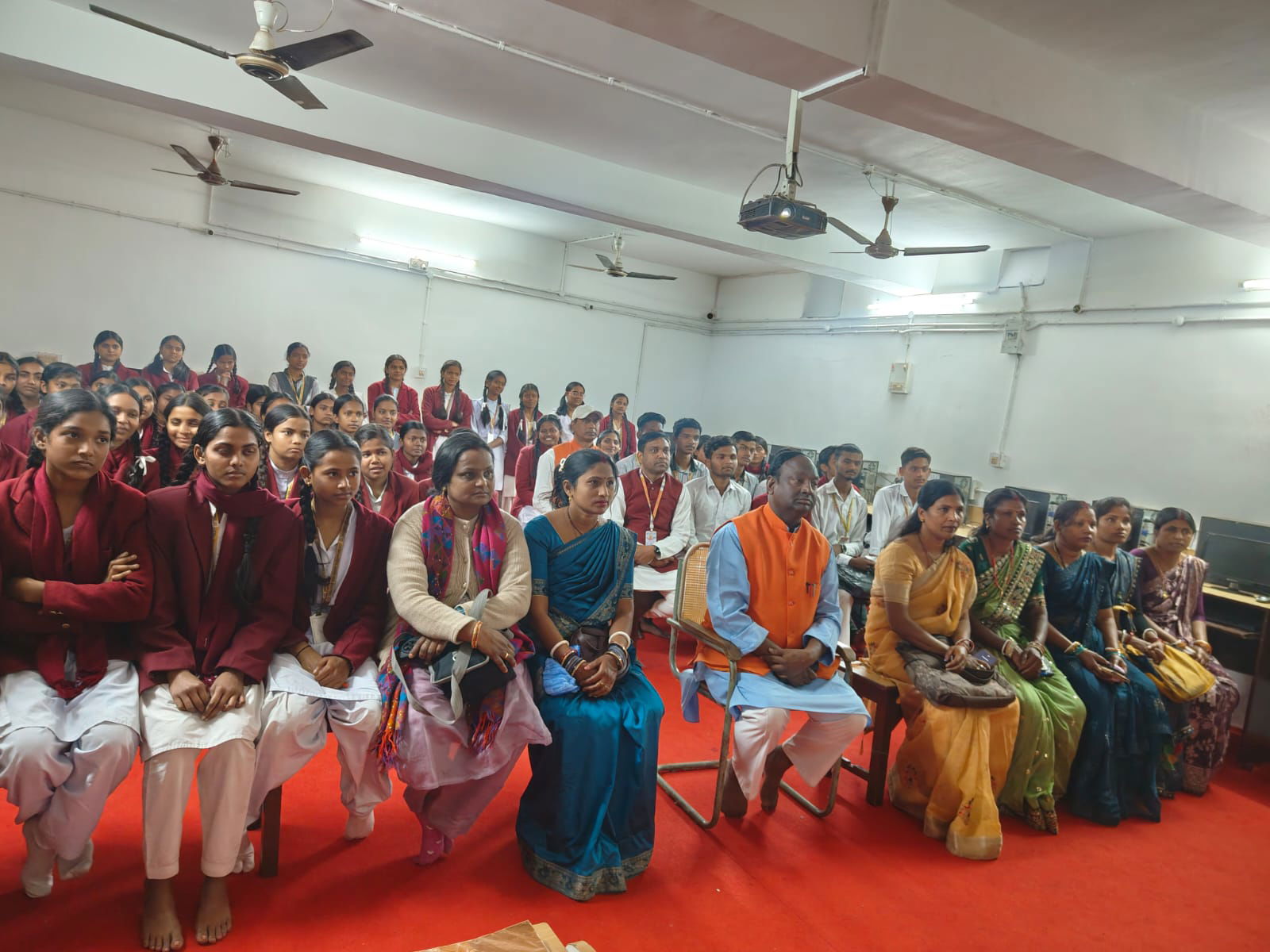 रामगढ़ः एसवीएम रजरप्पा में ‘परीक्षा पे चर्चा’ का सीधा प्रसारण, बच्चों ने एकाग्रता से सुना