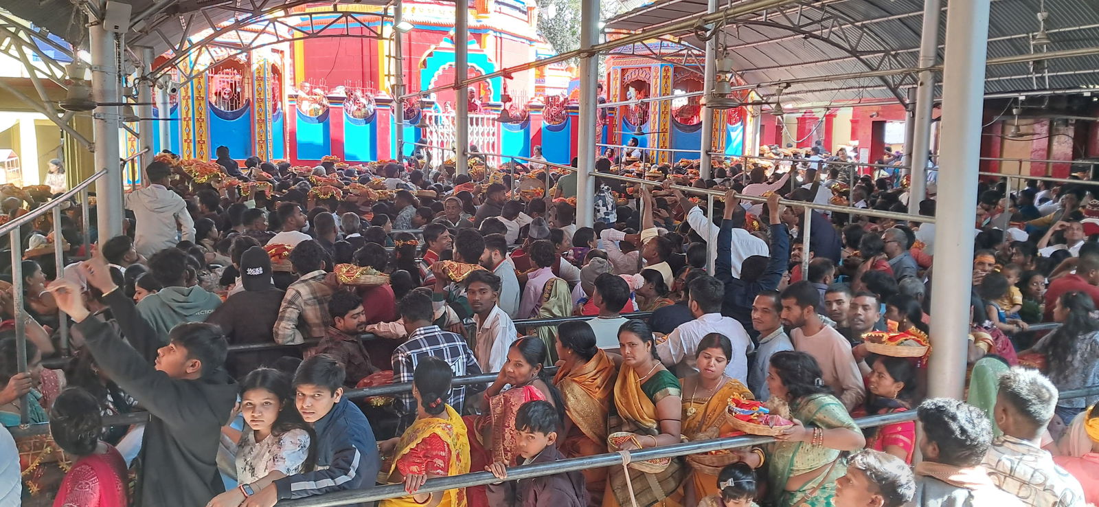 रामगढ़ः छिन्नमस्तिका मंदिर में श्रद्धालुओं की भीड़, सैकड़ों बच्चों का हुआ मुंडन संस्कार