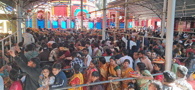 रामगढ़ः छिन्नमस्तिका मंदिर में श्रद्धालुओं की भीड़, सैकड़ों बच्चों का हुआ मुंडन संस्कार