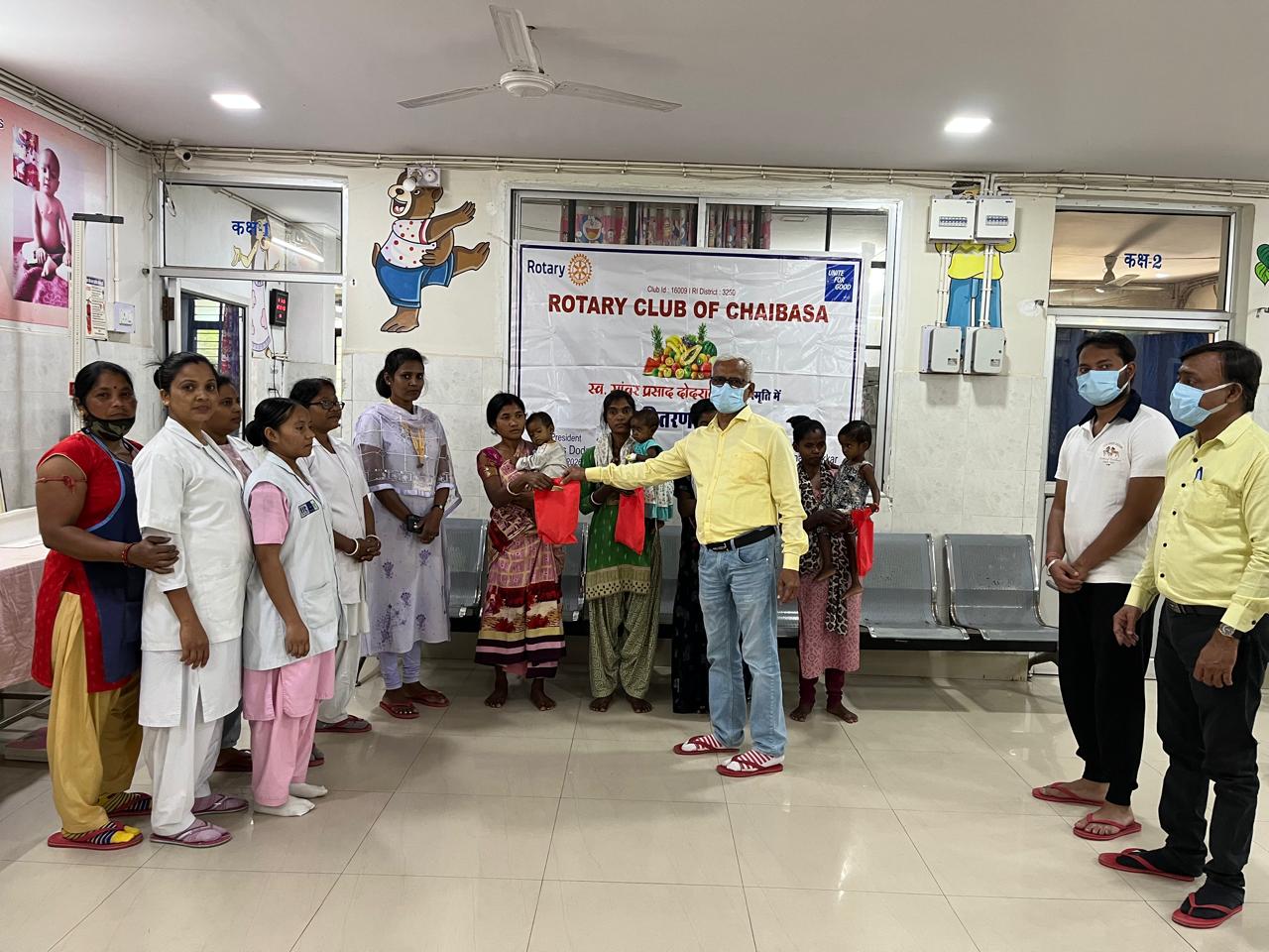 चाईबासाः रोटरी क्लब ने सदर अस्पताल के मरीजों को बांटे फल