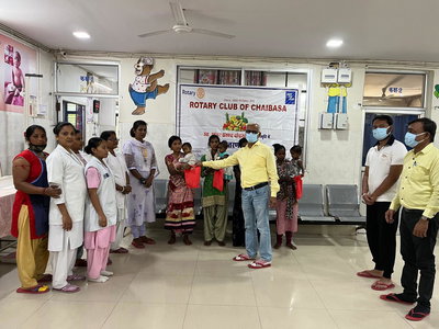 चाईबासाः रोटरी क्लब ने सदर अस्पताल के मरीजों को बांटे फल