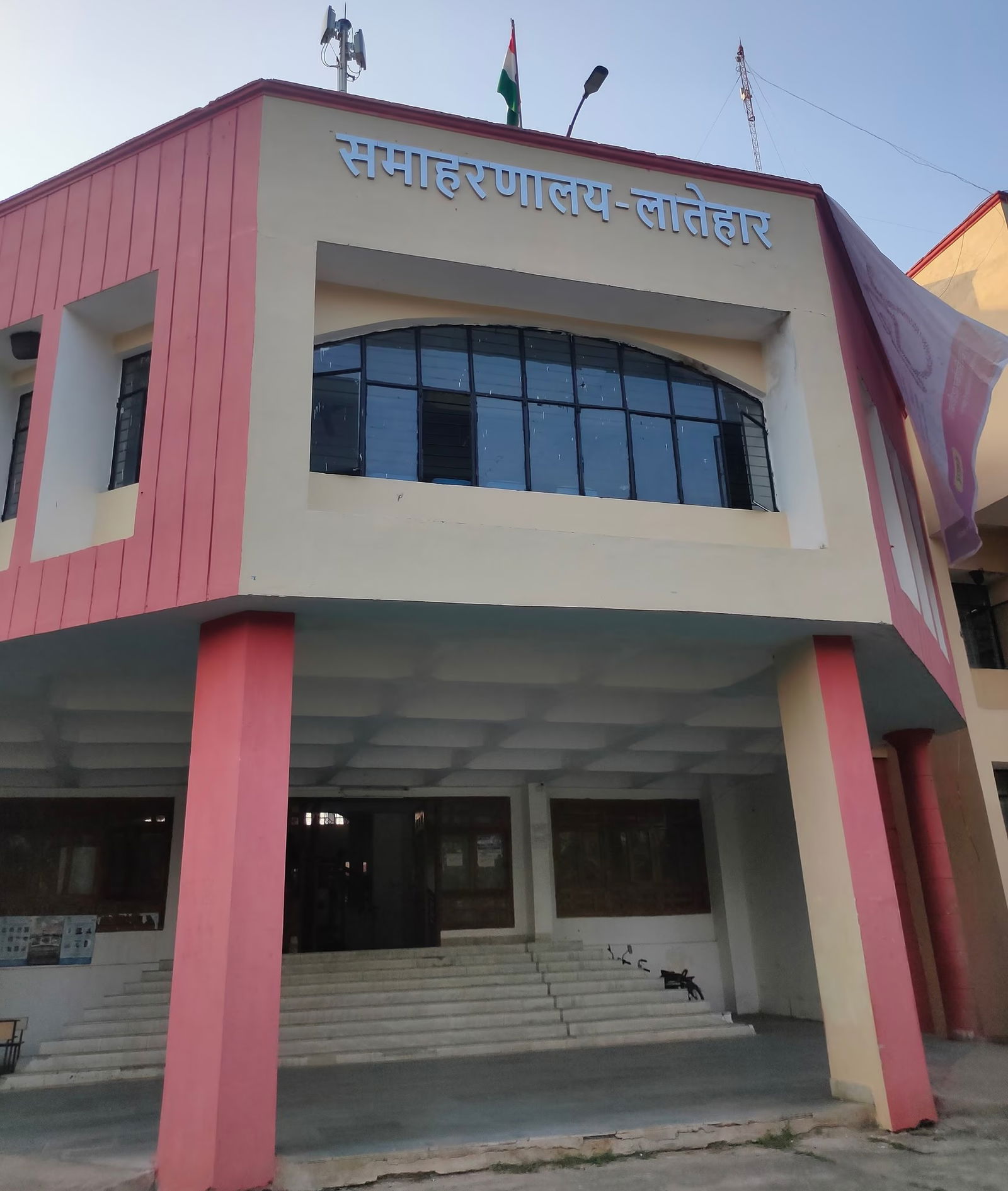 लातेहारः पूर्व सीआई पर गिरी विभागीय गाज, सेवानिवृत्त किये गये