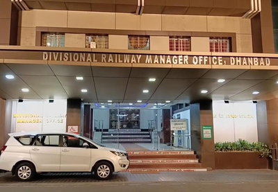 BREAKING: धनबाद  DRM  कार्यालय में CBI छापा, विद्युत अभियंता रिश्वत लेते गिफ्तार