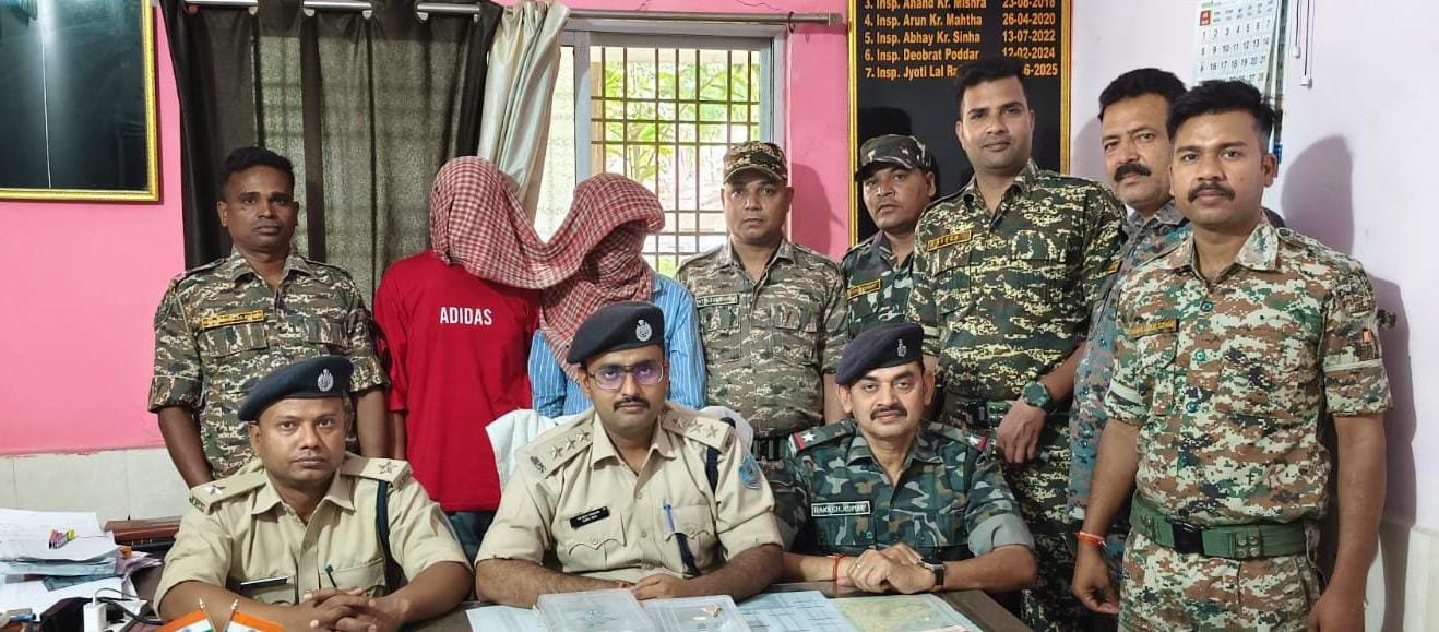पलामूः फायरिंग की सूचना पर पहुंची पुलिस, दो युवक हथियार के साथ गिरफ्तार