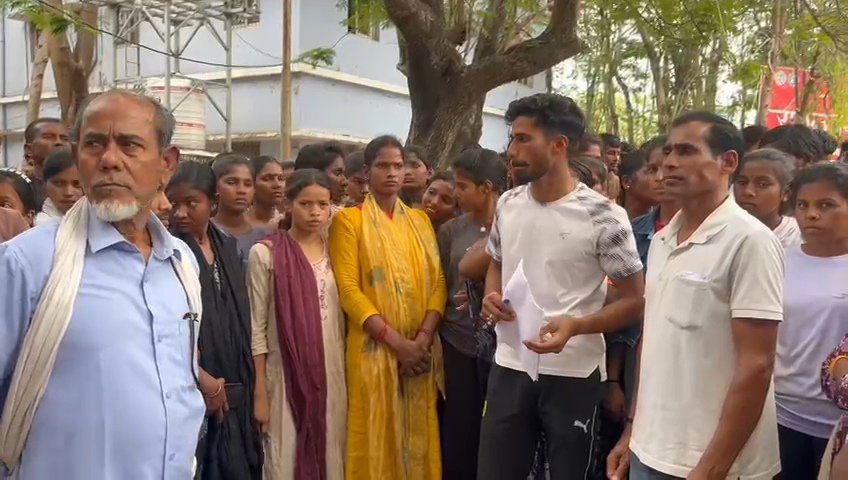 चतराः होमगार्ड बहाली प्रक्रिया पर सवाल, अभ्यर्थियों ने समाहरणालय में किया हंगामा