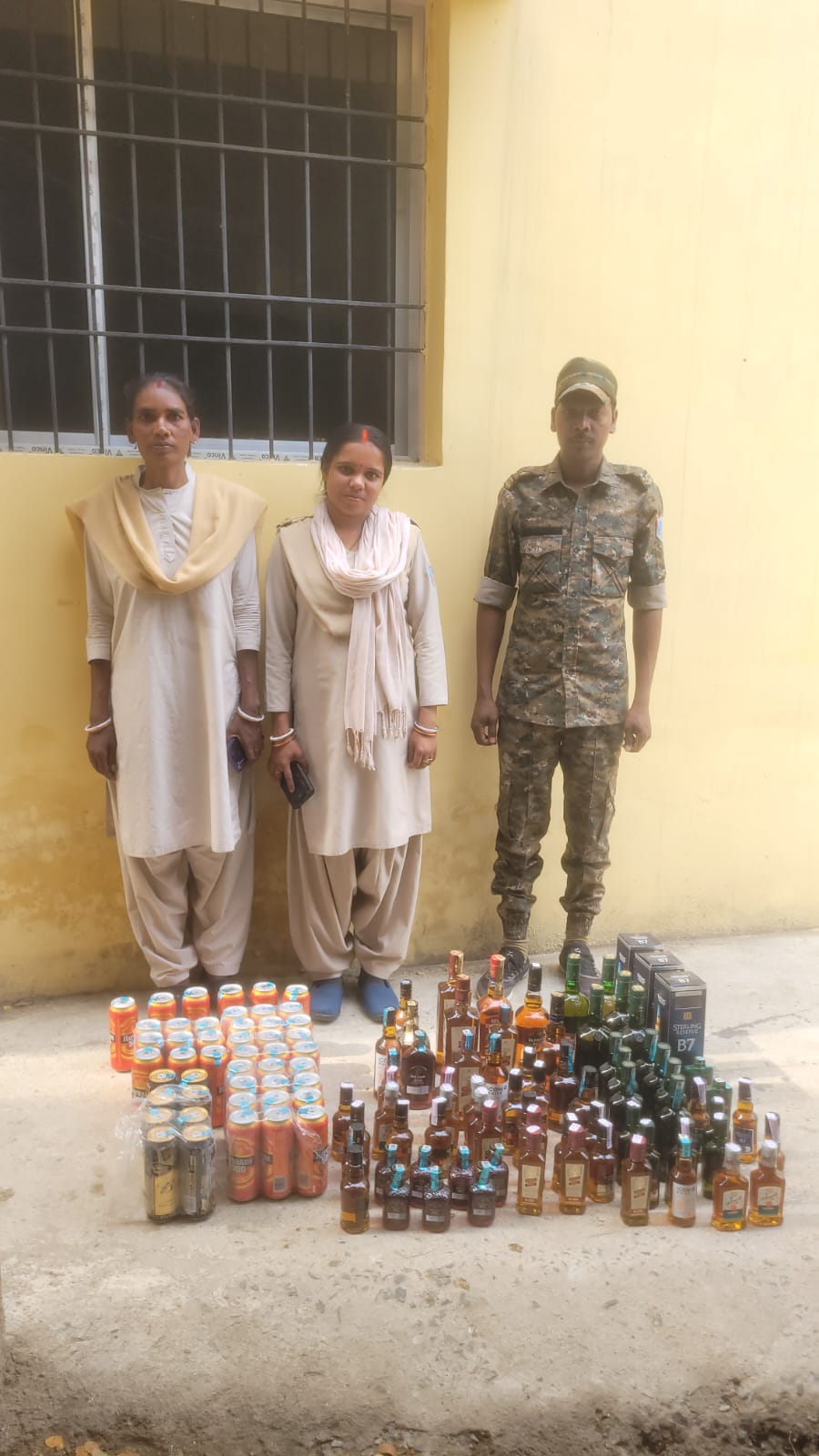 जामताड़ाः उत्पाद विभाग की बड़ी कार्रवाई, घर से 121 बोतल अवैध शराब व बियर जब्त