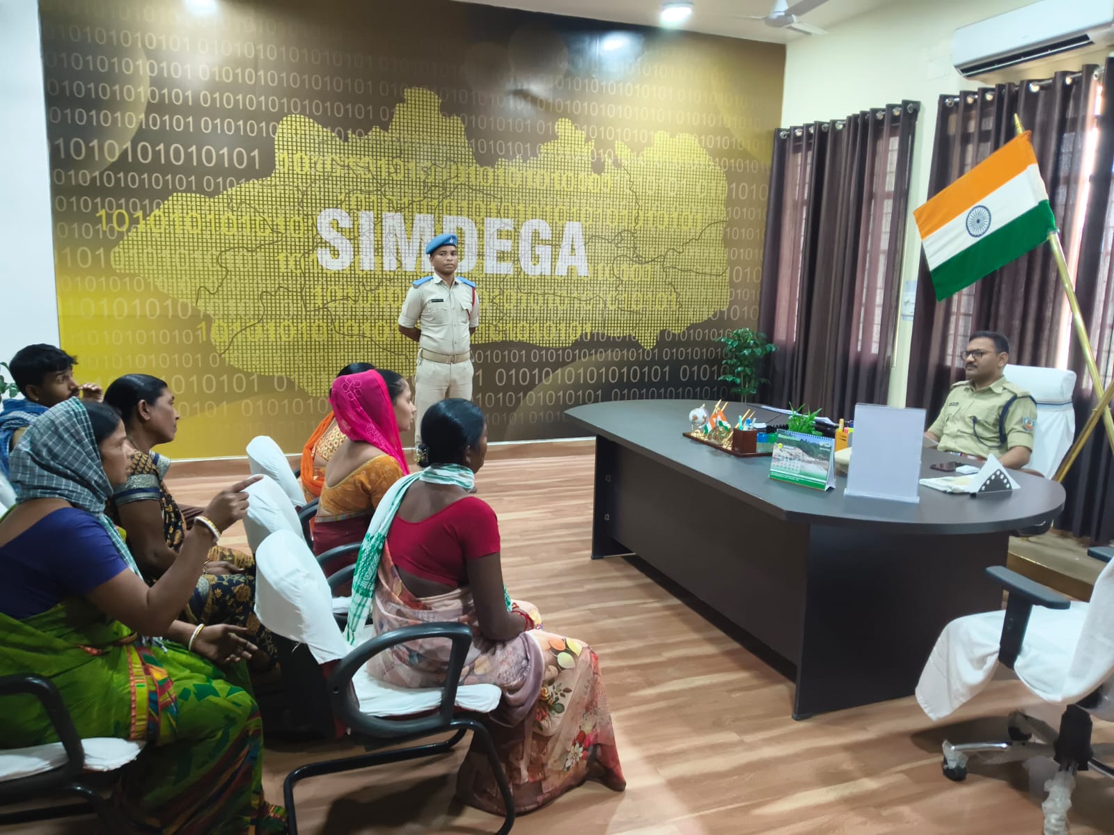 सिमडेगाः जनता दरबार में एसपी ने सुनीं लोगों की समस्याएं, दिया आश्वासन