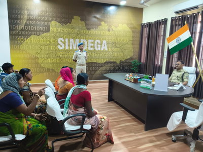 सिमडेगाः जनता दरबार में एसपी ने सुनीं लोगों की समस्याएं, दिया आश्वासन