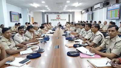 Dhanbad News : SSP का थानेदारों को निर्देश- लंबित केस व फरार अपराधियों पर करें फोकस