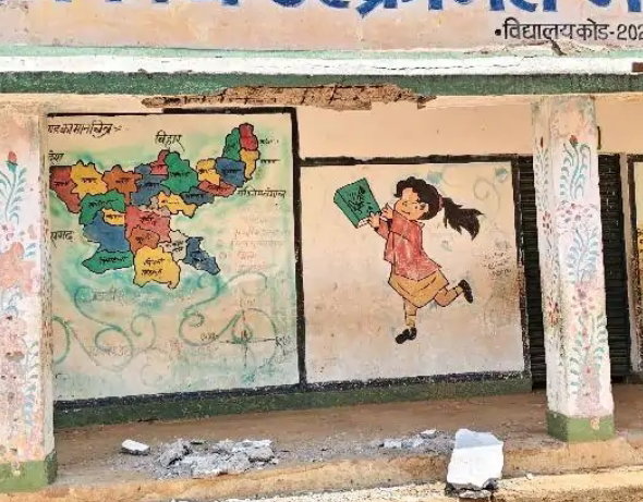 Latehar News : स्कूल में मध्याह्न भोजन करते समय गिरा छज्जा, छह बच्चे घायल