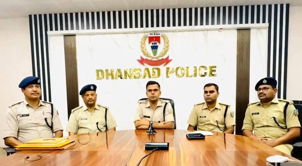 Dhanbad News : प्रिंस खान गैंग के मेजर की गिरफ्तारी से हुए सनसनीखेज खुलासे, SSP ने दी जानकारी