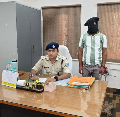 Jamtara News : करमाटांड़ से साइबर अपराधी गिरफ्तार, 3 मोबाइल व 5 सिम कार्ड बरामद