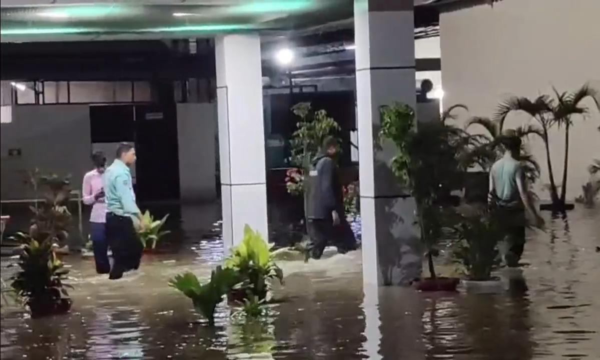 Dhanbad News : एक घंटे की बारिश में जनजीवन अस्त-व्यस्त खादी भंडार व अस्पताल में घुसा पानी