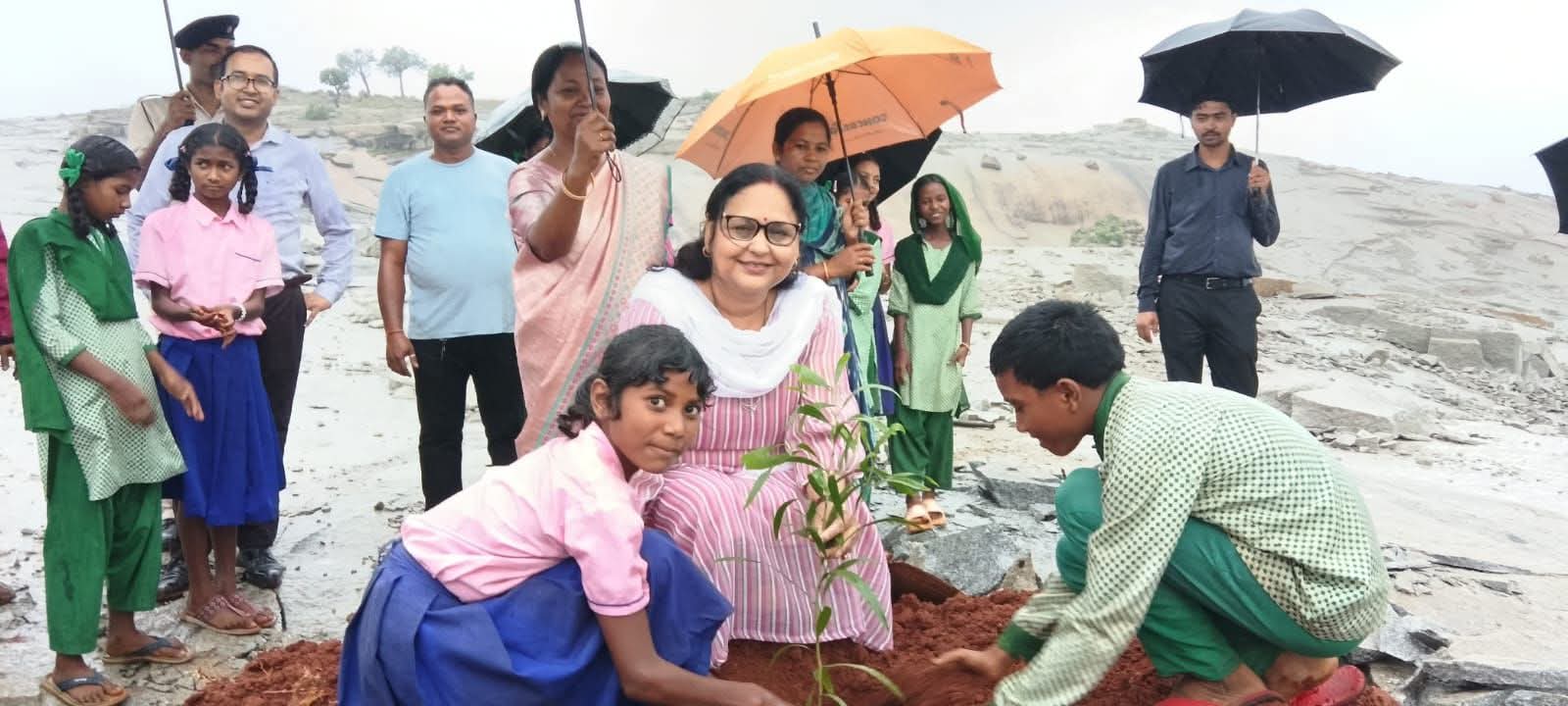Simdega News : डीसी ने जामटोली पहाड़ पर किया पौधरोपण, दिया हरियाली का संदेश