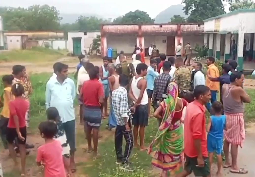 Dhanbad News : 4 दिन पहले बने स्कूल शौचालय का छज्जा गिरा, मलबे में दबकर छात्र घायल