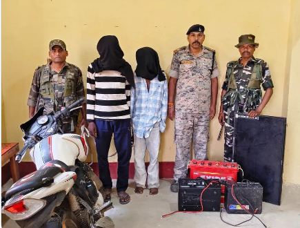 Latehar News : माओवादी रवींद्र गंझू के घर चोरी मामले में दो गिरफ्तार, सामान बरामद