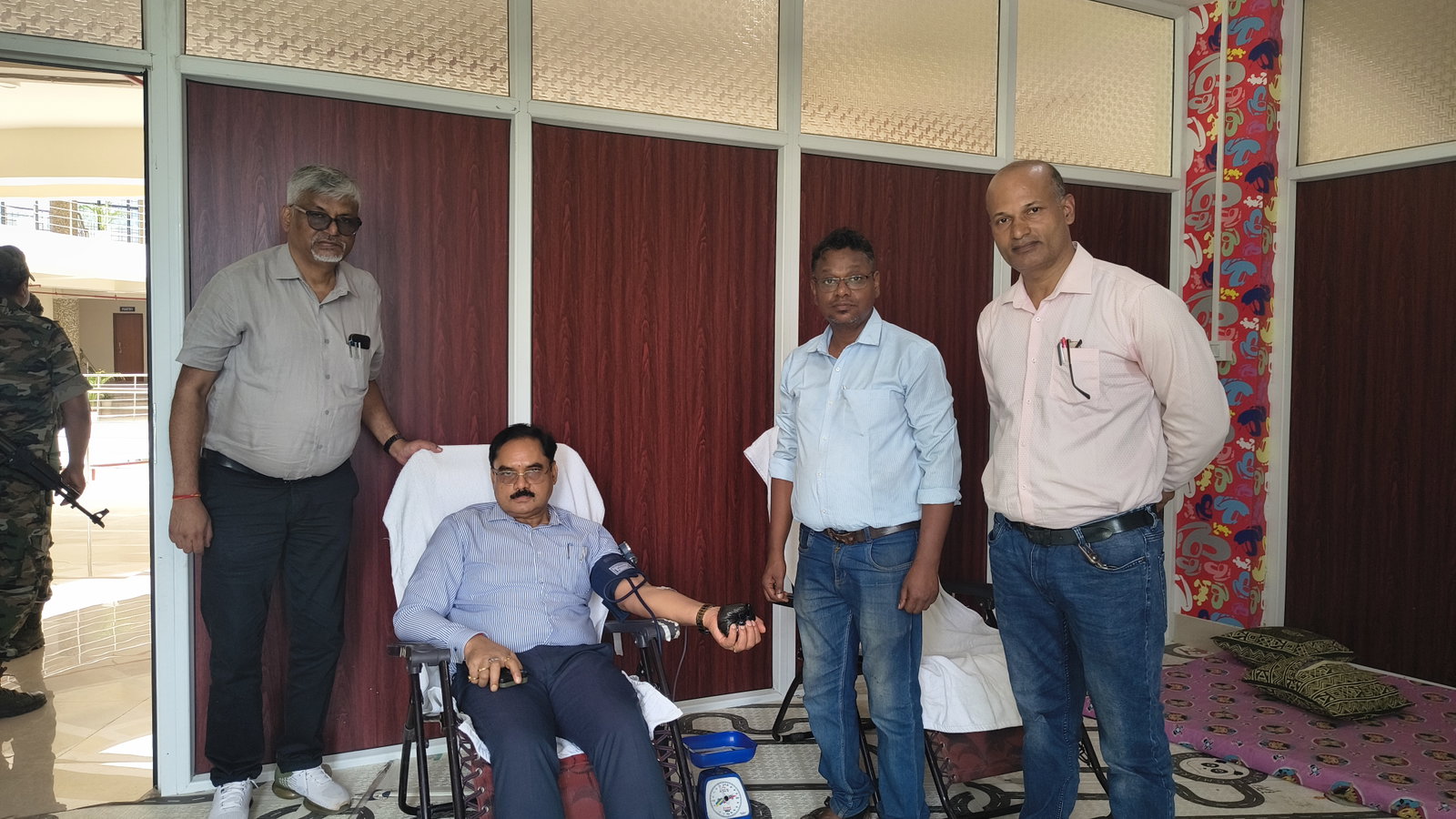 Gumla News :  डीसी ने खुद रक्तदान कर अभियान का किया शुभारंभ