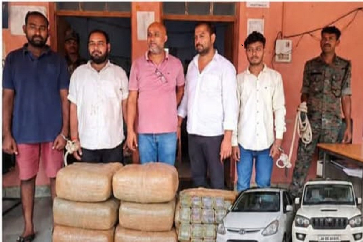 Gumla News : पालकोट में 82 किलो गांजा के साथ 5 तस्कर गिरफ्तार, 80 हजार रु. जब्त