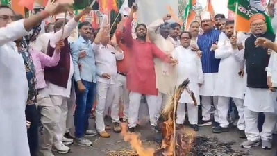 Dhanbad News : इंडिया गठबंधन के दलों ने निकाला विरोध मार्च, CEC का पुतला फूंका