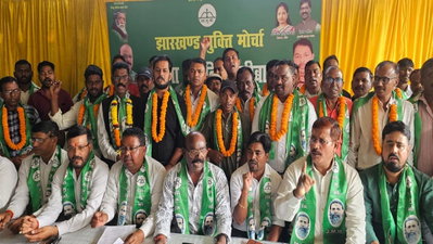 Hazaribagh News : दूसरे दलों के दर्जनों कार्यकर्ताओं ने थामा झामुमो का दामन