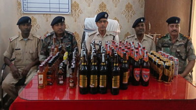 Ramgarh News : रजरप्पा के होटलों में पुलिस का छापा, हजारों रुपये की अवैध शराब जब्त