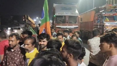 Dhanbad News : MPL के बाहर विधायक के धरने के विरोध में भाजपाइयों ने किया NH जाम