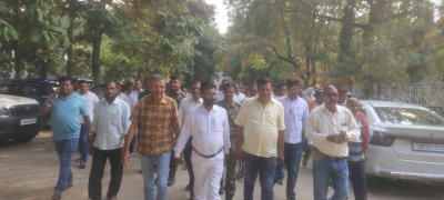 Latehar News : बैद्यनाथ राम के साथ एसपी से मिले ट्रक मालिक, चंदवा थानेदार पर परेशान करने का आरोप