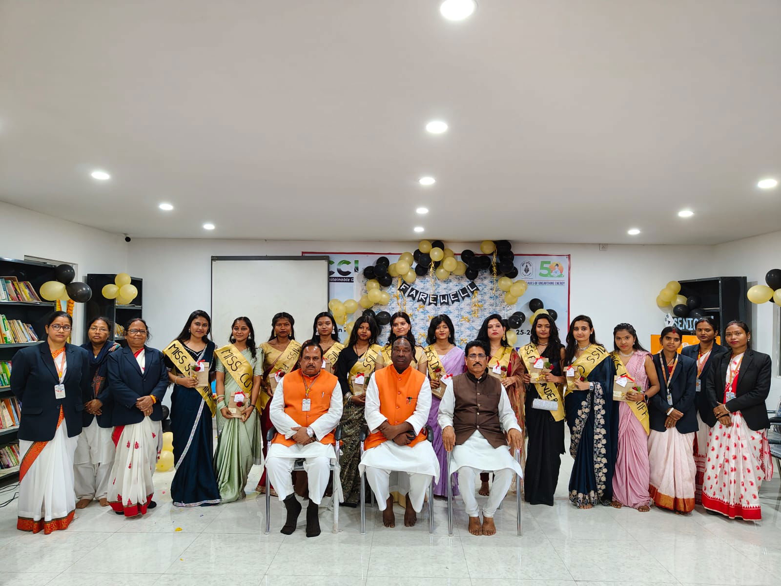 रामगढ़ः SVM रजरप्पा में दीक्षा समारोह, 12वीं के विद्यार्थियों को दी गई विदाई