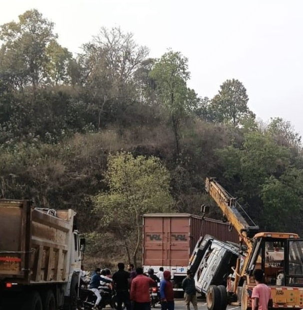 रामगढ़ः चुट्टूपालू घाटी में ट्रेलर पलटा, लगा लंबा जाम