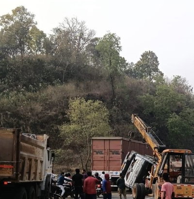 रामगढ़ः चुट्टूपालू घाटी में ट्रेलर पलटा, लगा लंबा जाम
