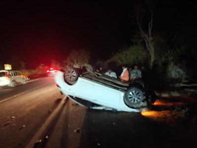 गिरिडीहः अनियंत्रित कार पलटी, दो लोग घायल